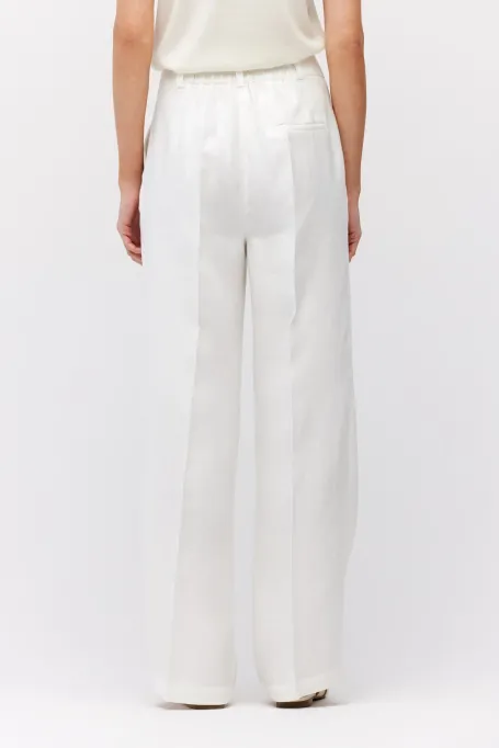 Bílé lněné kalhoty s širokými nohavicemi