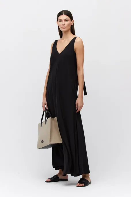 Černé maxi šaty ve tvaru trapezu z hedvábí