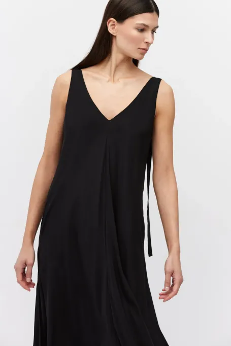 Černé maxi šaty ve tvaru trapezu z hedvábí
