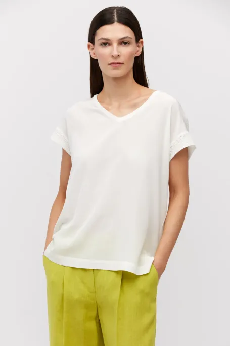 Bílý pletený top se satinovým efektem