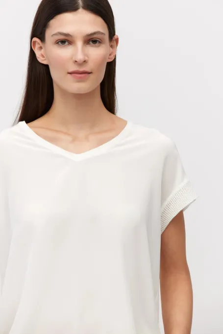 Bílý pletený top se satinovým efektem