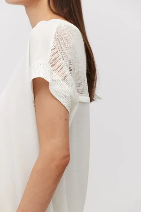 Bílý pletený top se satinovým efektem