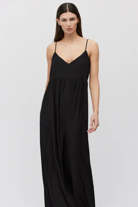 Černý hedvábný overal na tenkých ramínkách