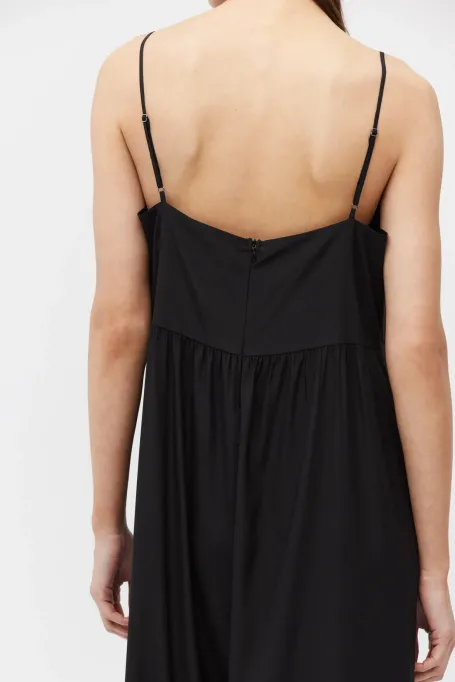 Černý hedvábný overal na tenkých ramínkách