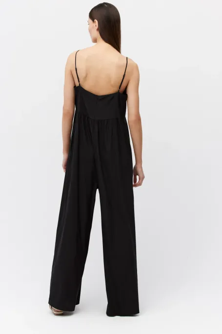 Černý hedvábný overal na tenkých ramínkách