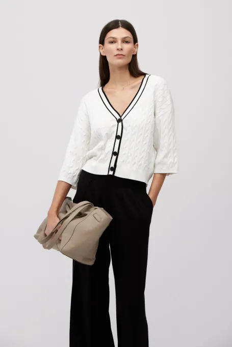 Bílý kardigan s copánkovým vzorem