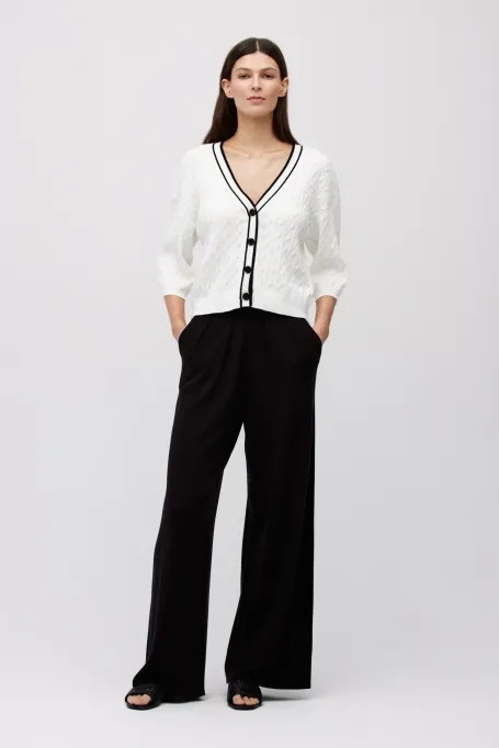 Bílý kardigan s copánkovým vzorem