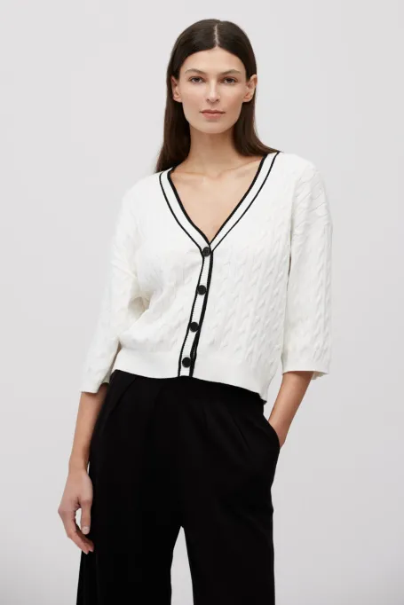 Bílý kardigan s copánkovým vzorem