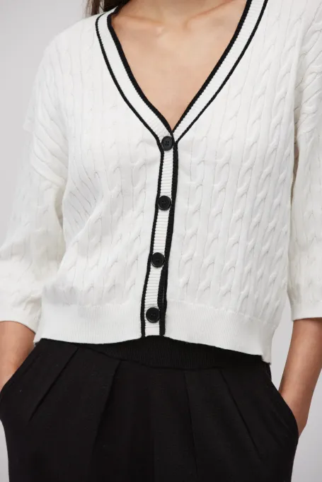 Bílý kardigan s copánkovým vzorem