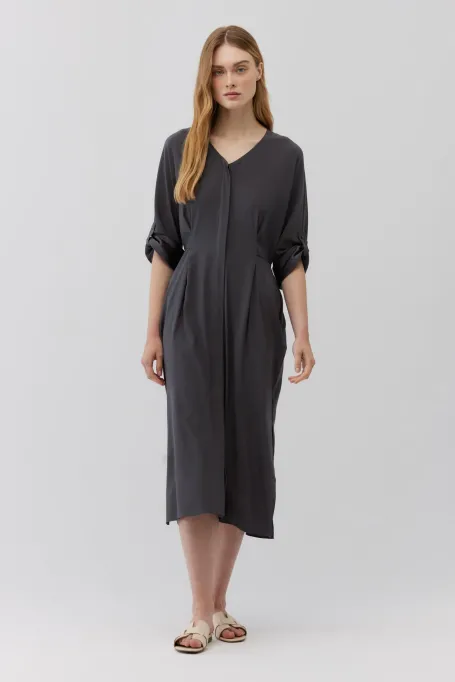 Šedé hedvábné šaty s vázáním v pase