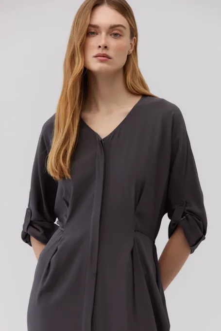 Šedé hedvábné šaty s vázáním v pase