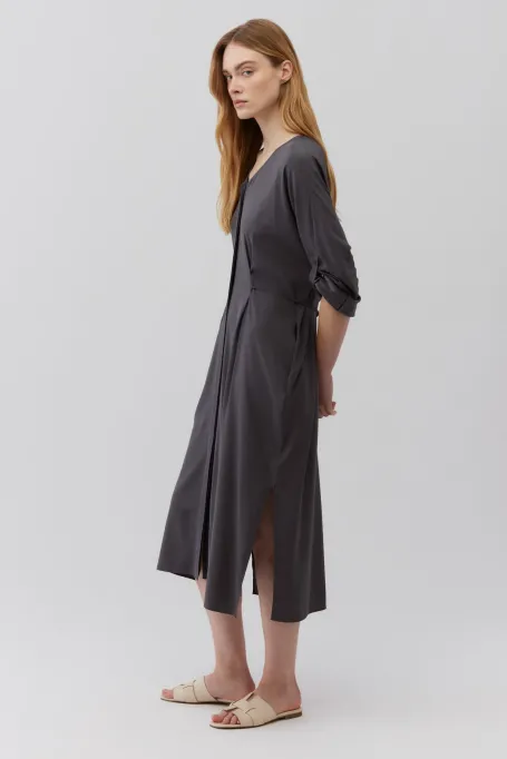 Šedé hedvábné šaty s vázáním v pase