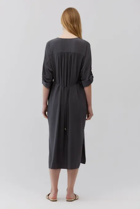 Šedé hedvábné šaty s vázáním v pase