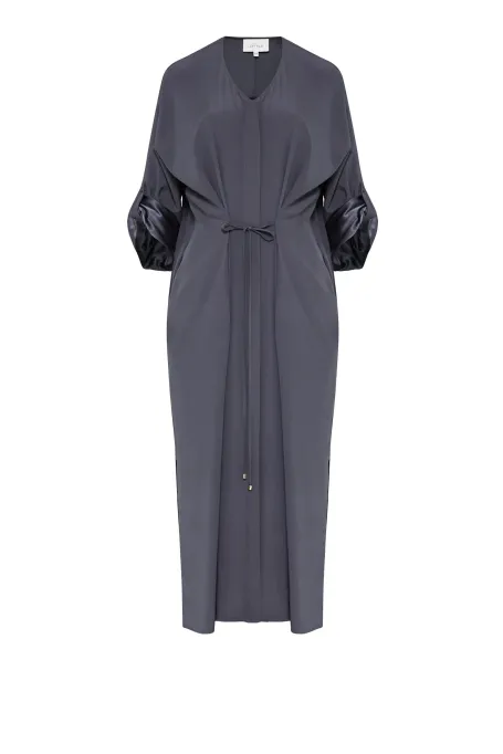 Šedé hedvábné šaty s vázáním v pase
