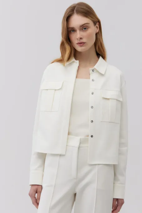 Bílý košilový sak s kapsami
