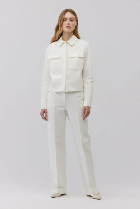 Bílý košilový sak s kapsami