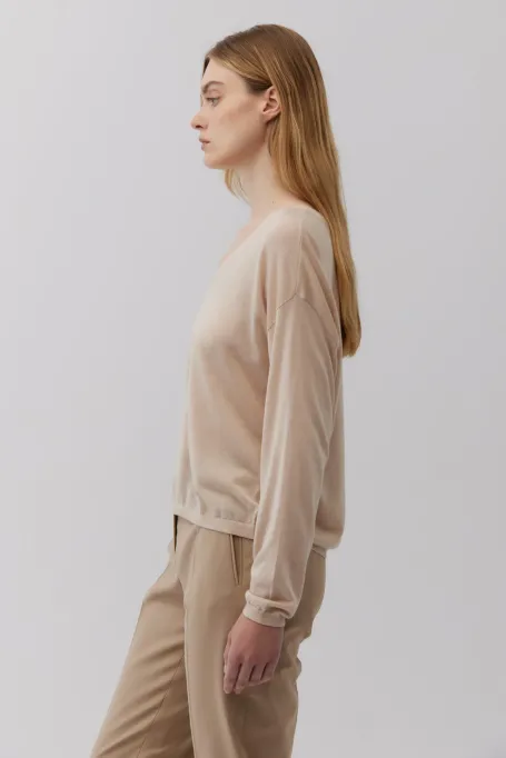 Bežová bluzka z kašmíru a výstřihem do V