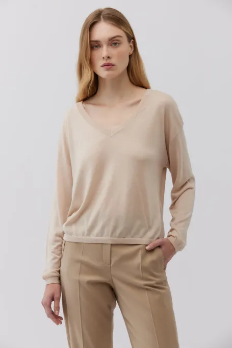 Bežová bluzka z kašmíru a výstřihem do V