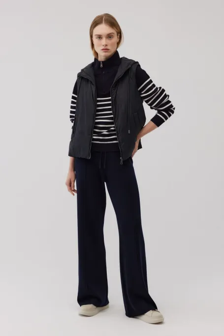 Černá vesta s kapucí