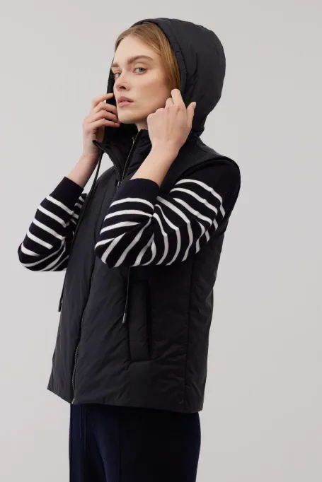 Černá vesta s kapucí