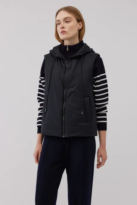 Černá vesta s kapucí