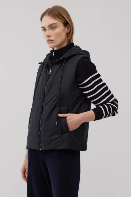Černá vesta s kapucí
