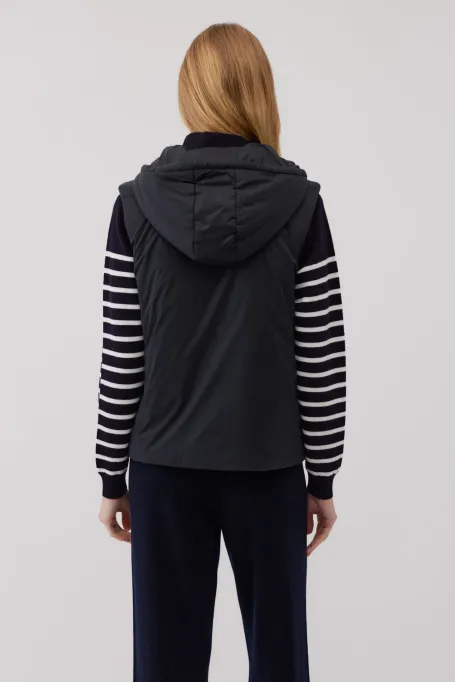 Černá vesta s kapucí