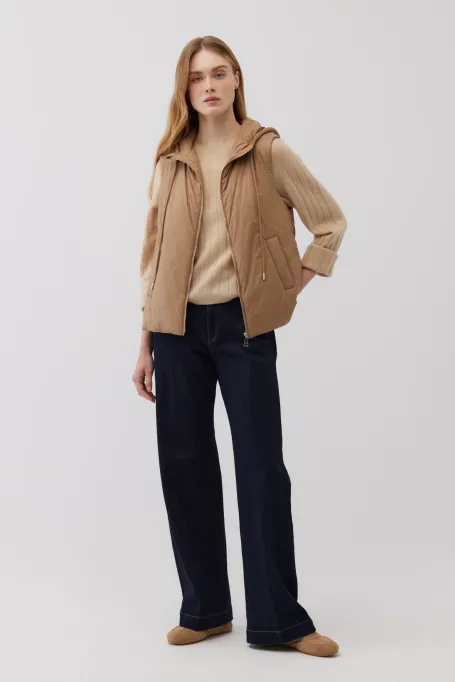 Camelová vesta s kapucí