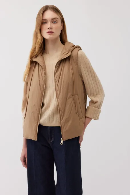 Camelová vesta s kapucí