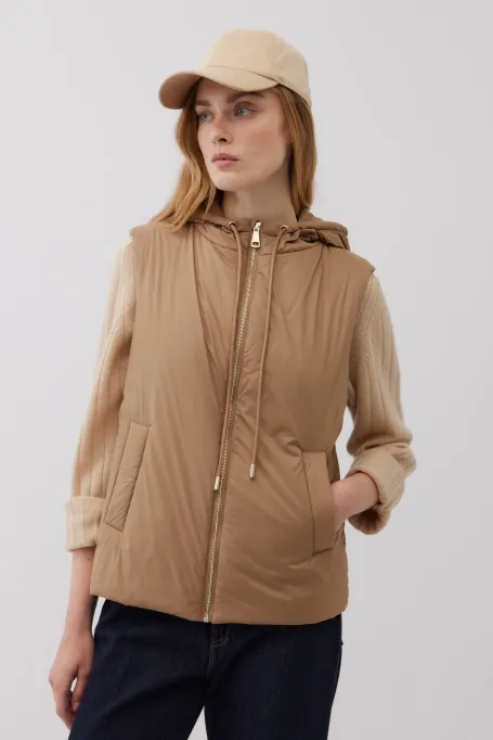 Camelová vesta s kapucí