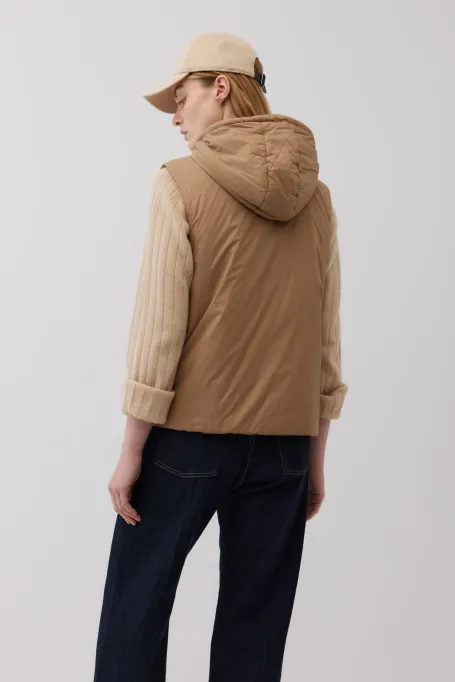 Camelová vesta s kapucí