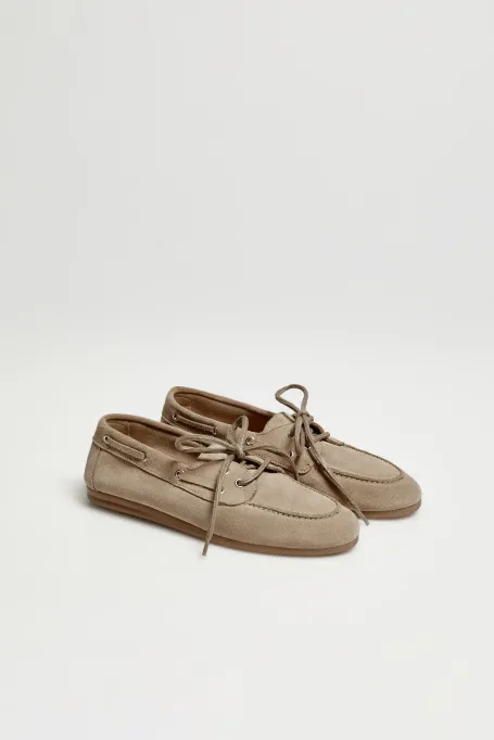 Zamszové béžové boty typu boat shoes