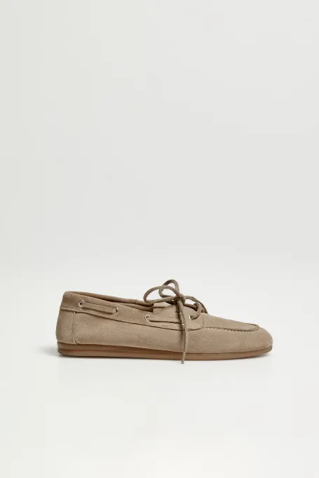 Zamszové béžové boty typu boat shoes