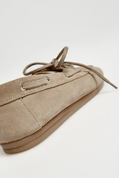 Zamszové béžové boty typu boat shoes