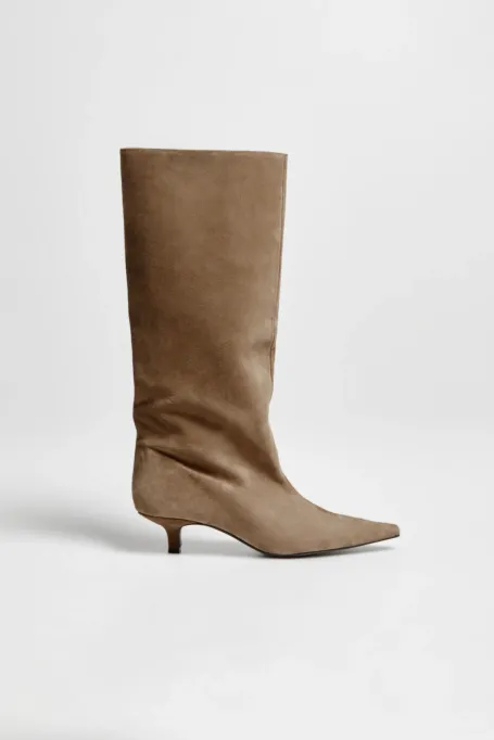 Zamszové kozačky na středním podpatku