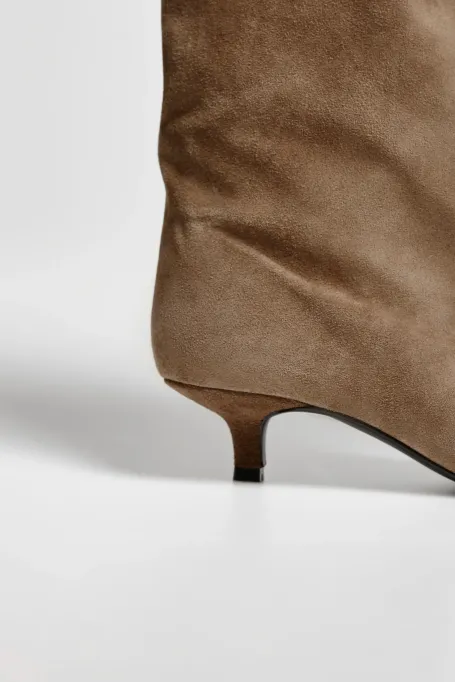 Zamszové kozačky na středním podpatku