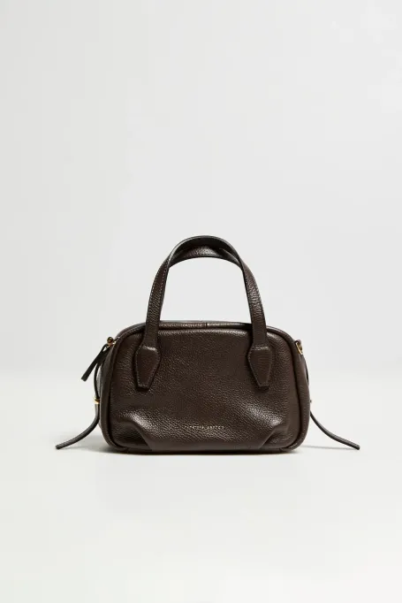 Malá taška z hnědé kůže s jemnou texturou