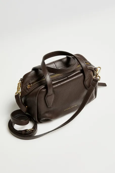 Malá taška z hnědé kůže s jemnou texturou