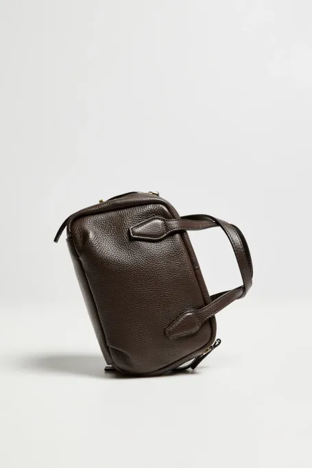 Malá taška z hnědé kůže s jemnou texturou