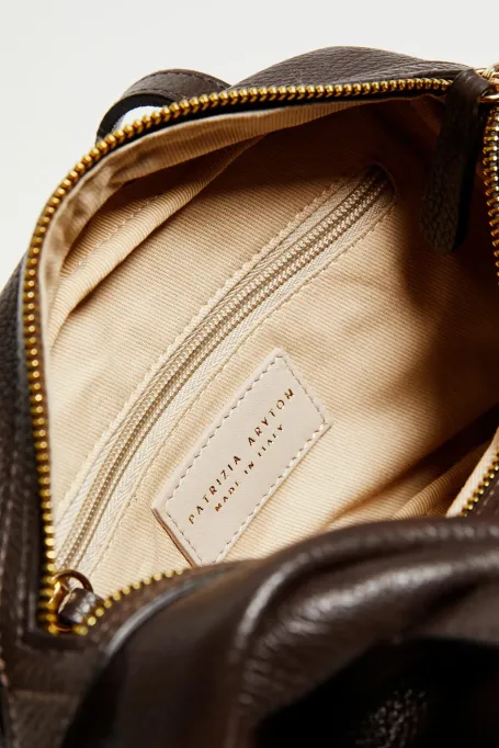 Malá taška z hnědé kůže s jemnou texturou