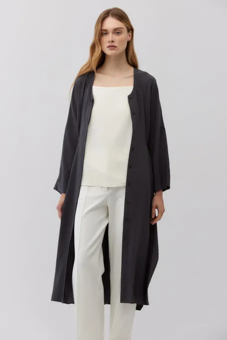 Šedé hedvábné šaty s vázáním v pase