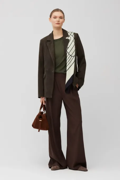 Hnědé hedvábné kalhoty se širokým střihom