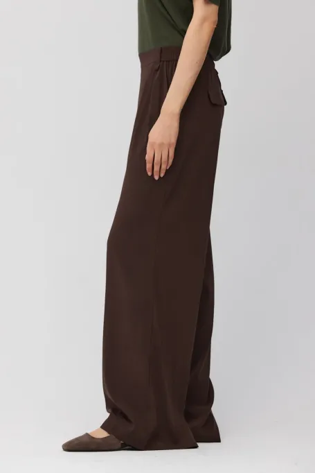 Hnědé hedvábné kalhoty se širokým střihom