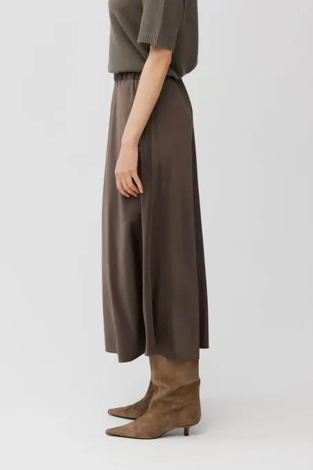 Hnědá hedvábná midi sukně