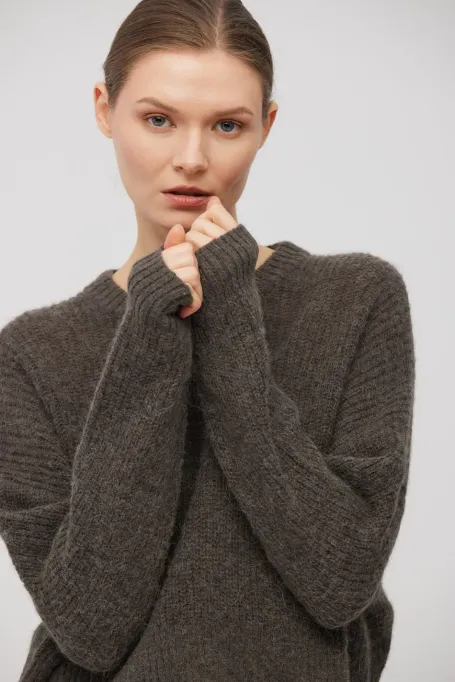 Hnědý svetr s alpakovou vlnou