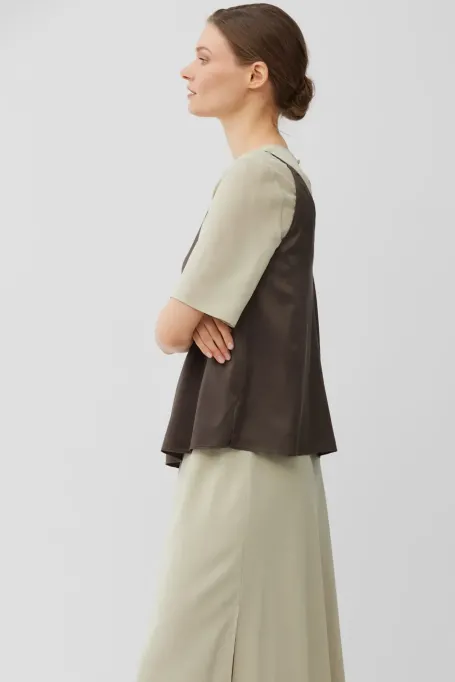 Hnědý hedvábný top s výstřihem do V