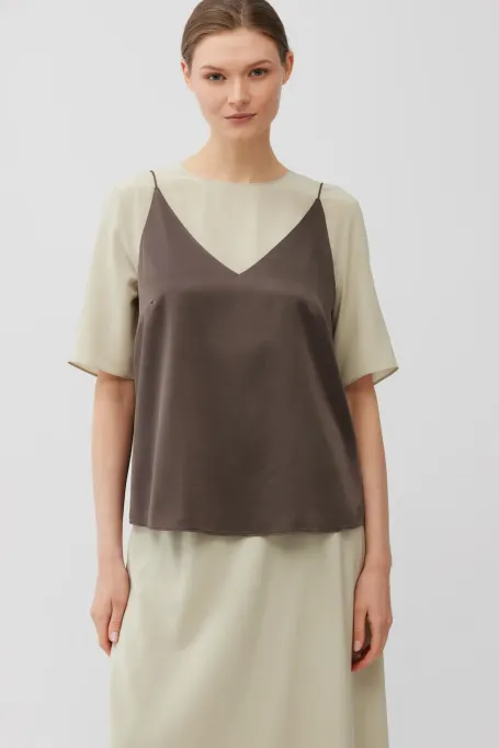 Hnědý hedvábný top s výstřihem do V