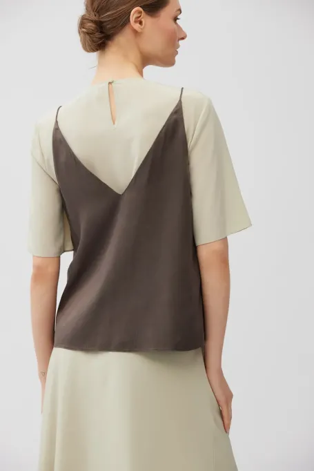 Hnědý hedvábný top s výstřihem do V