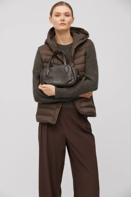 Hnědá péřová vesta s kapucí