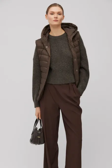 Hnědá péřová vesta s kapucí